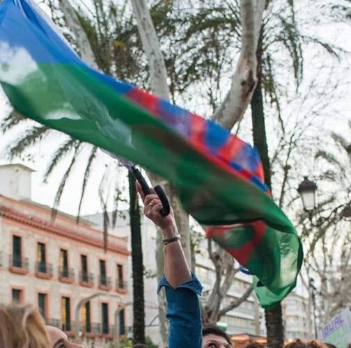 Con la bandera gitana a media asta el 8 de abril, Día Internacional del  Pueblo Gitano 